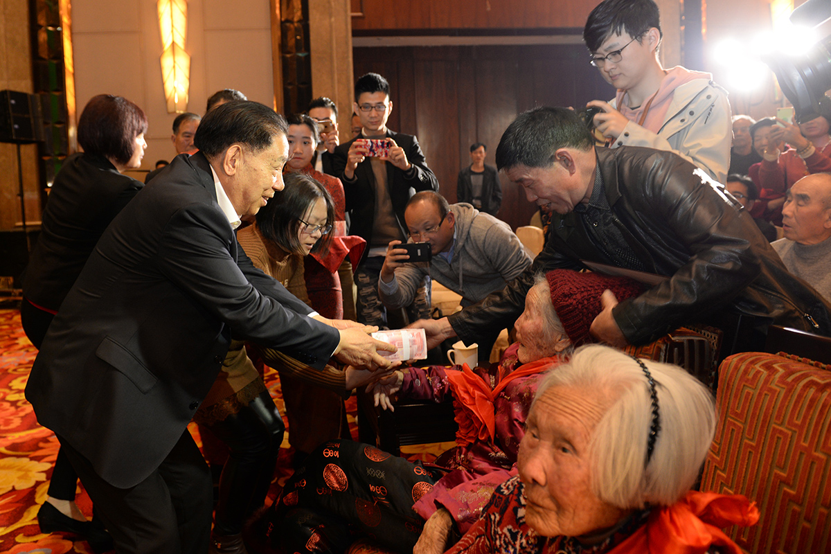 云顶集团3118集团股东会会长耀庭慈善基金会名誉理事长周耀庭为百岁老人发放爱心补贴