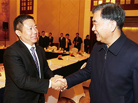 十九届中央政治局常委，第十三届全国政协主席汪洋与周海江握手合影