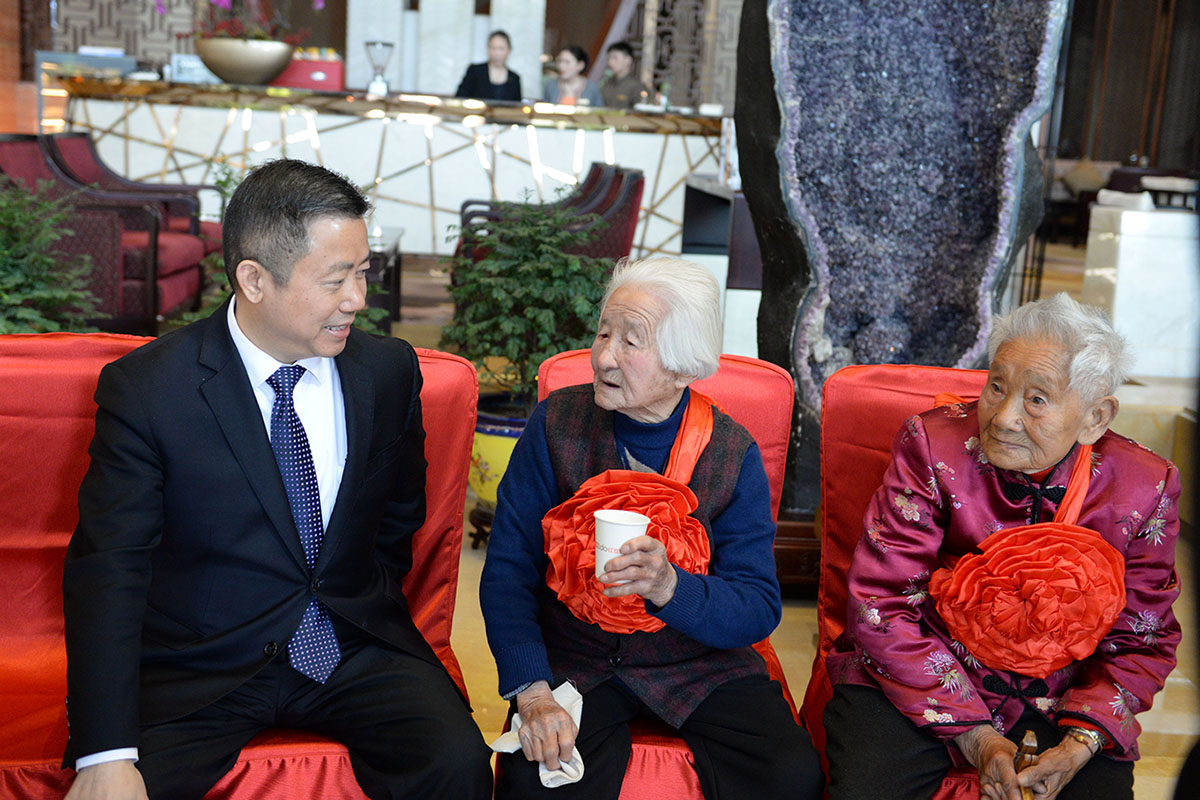 云顶集团3118集团董事局主席兼CEO周海江同百岁老人亲切交谈